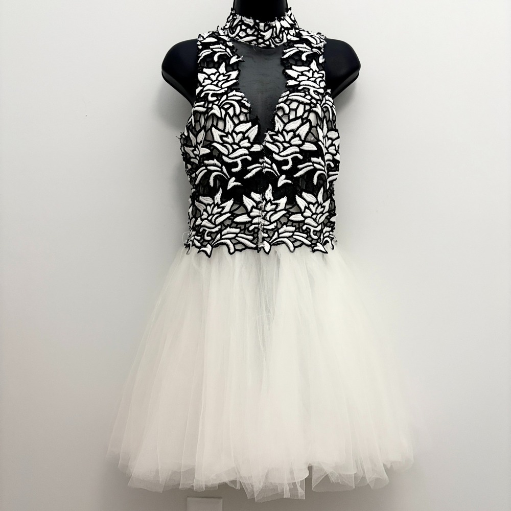 Tea & Cup Los Angeles Black White Floral Embroidered Tulle Fit Flare Dress M